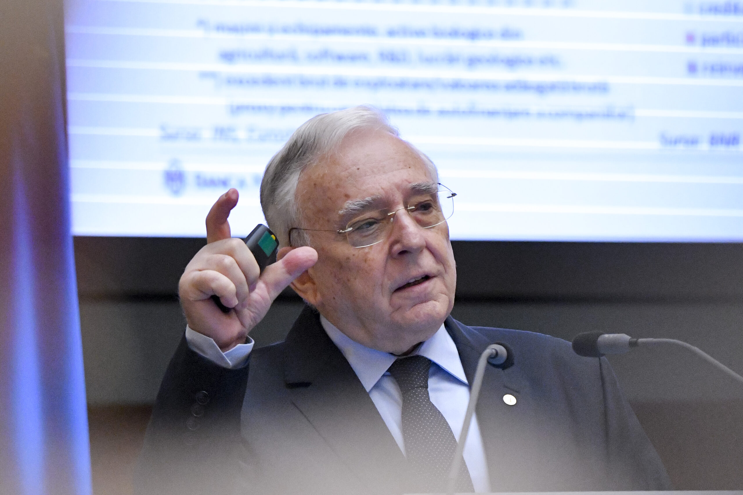 Cursul euro a atins un nivel record de 5,3527 lei față de leu, conform datelor BNR