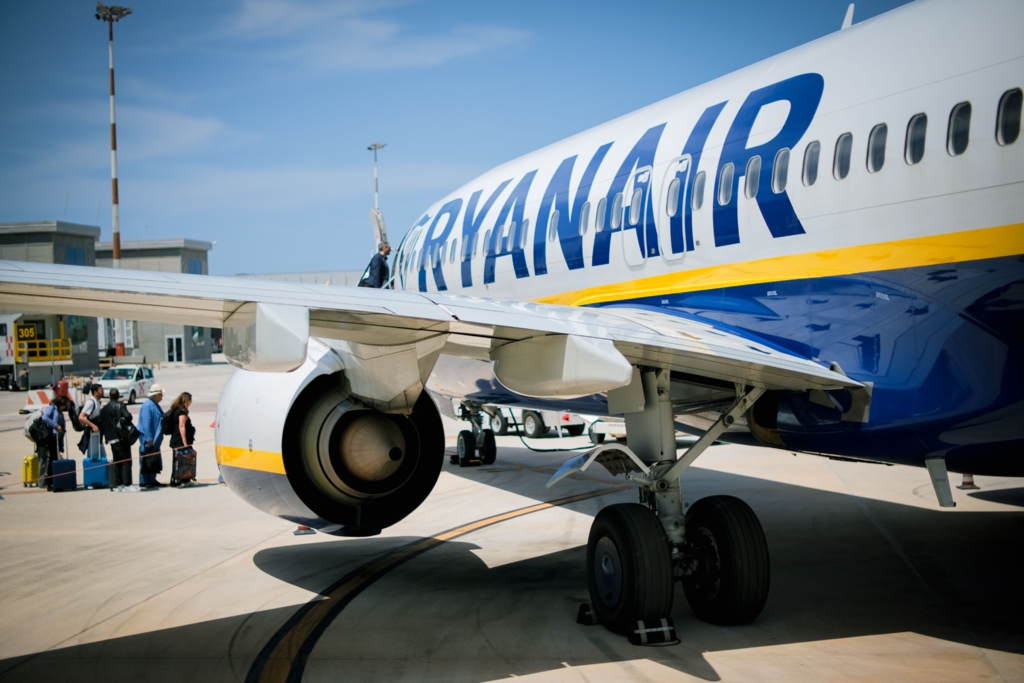 Prețurile biletelor de avion vor rămâne ridicate din cauza costurilor cu combustibilul, avertizează Ryanair