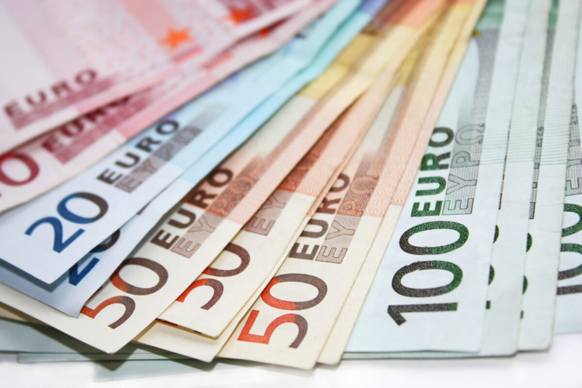 Euro înregistrează a cincea săptămână consecutivă de depreciere față de dolar