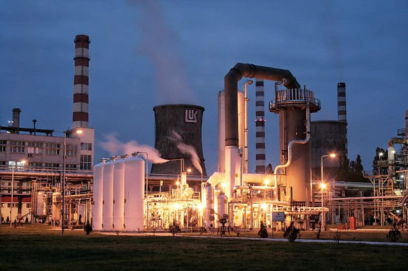 Carlyle renunță la achiziția activelor internaționale Lukoil, inclusiv a rafinăriei Petrotel din România