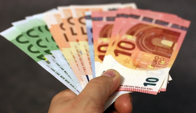 Scăderea salariilor reale în marile economii europene: impactul asupra celor 3,2 milioane de români