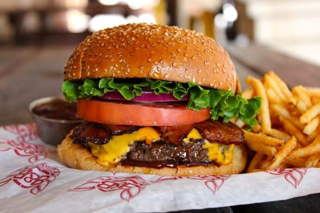 Inteligența artificială poate impune prețuri personalizate pentru consumatori în retail și fast-food