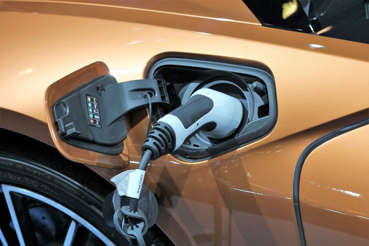 Uniunea Europeană va impune un plafon importurilor de vehicule hibride din China