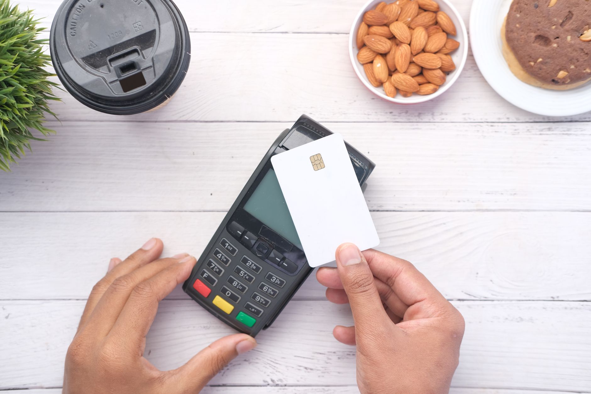 Mastercard introduce plățile offline în România: tranzacții cu cardul fără internet sau curent din 2027