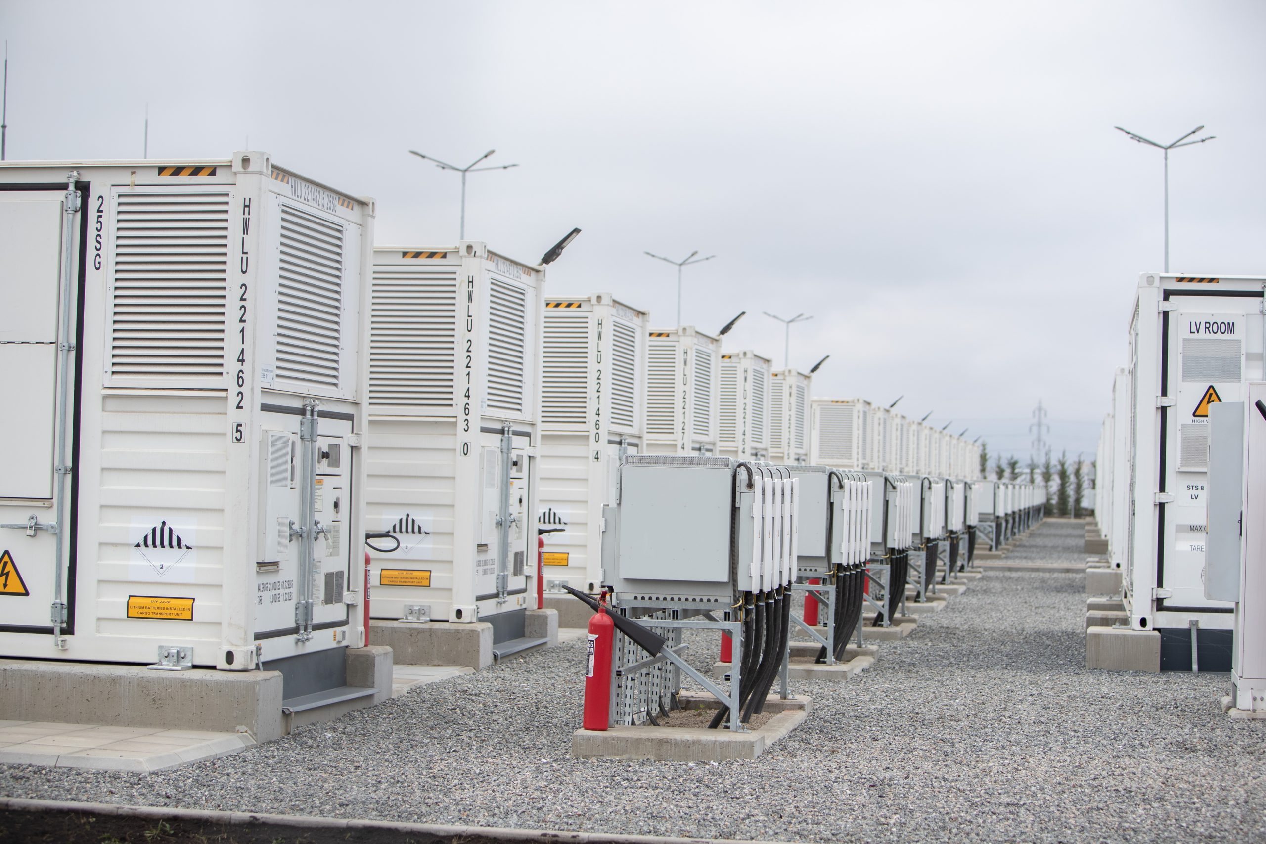 Proiect de stocare a energiei în baterii de 100 MWh începe construcția în județul Neamț