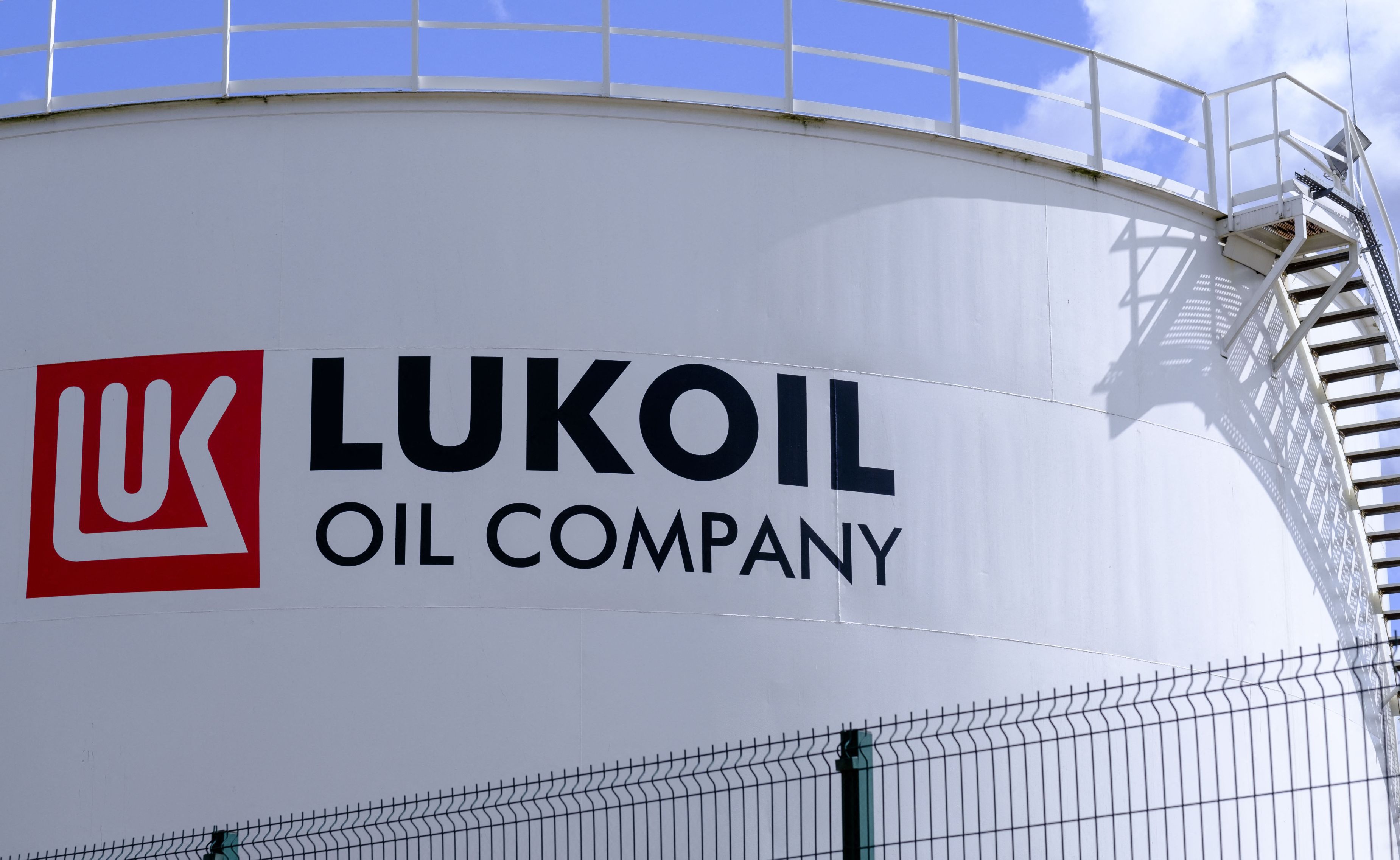 Consorțiu condus de Todd Boehly vizează achiziția activelor Lukoil, inclusiv rafinăria Petrotel