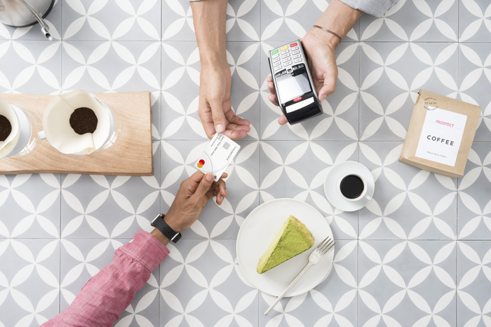 Mastercard introduce plățile offline în România: tranzacții cu cardul chiar și fără conexiune la rețea