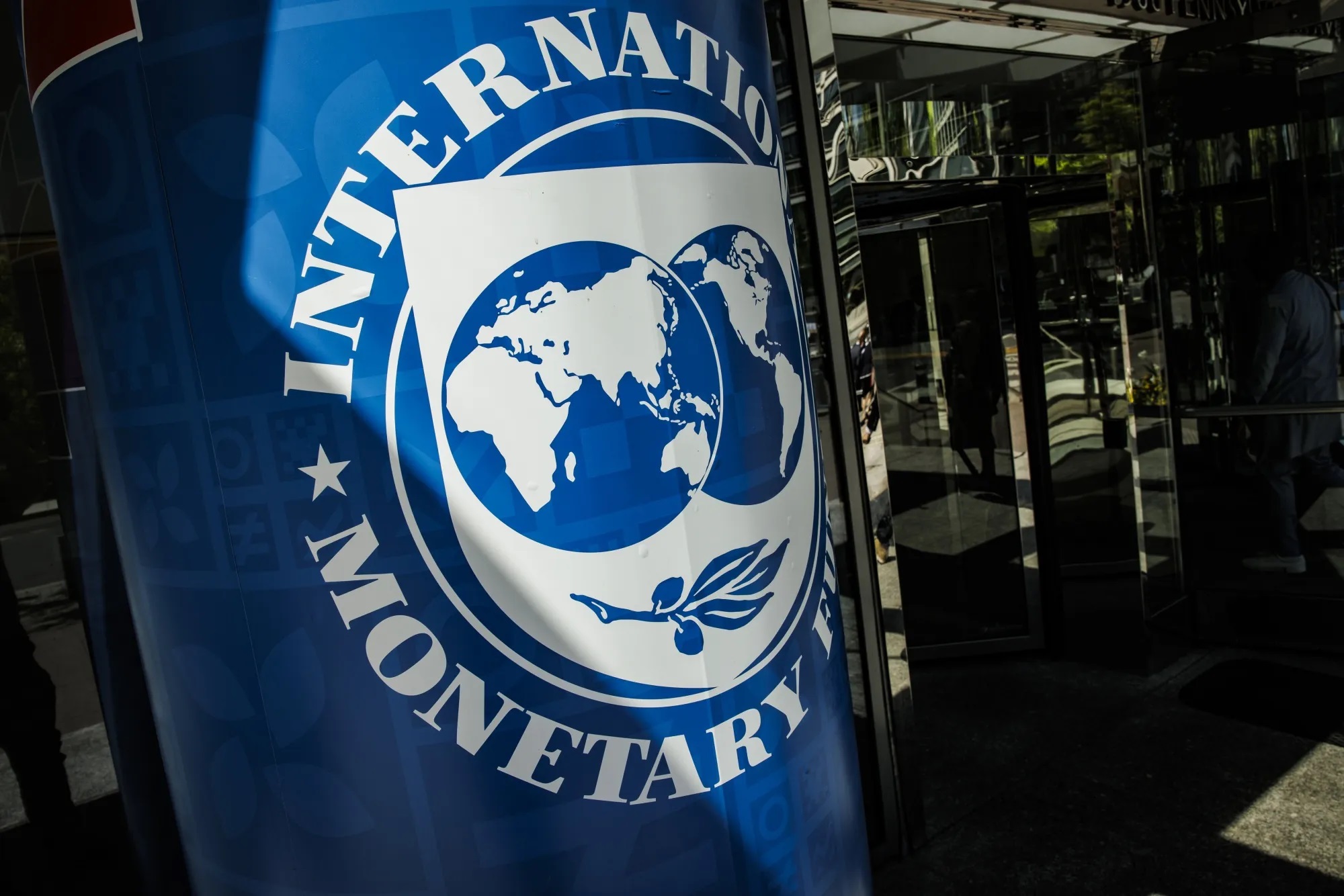 Prognoza FMI pentru România: Recesiune în 2026, inflație de peste 8% și creșterea șomajului