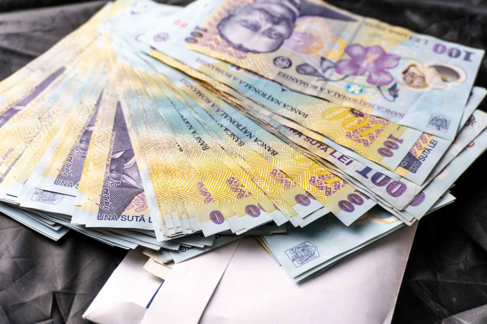 Salariul mediu net în România a scăzut în august la 5.688 de lei