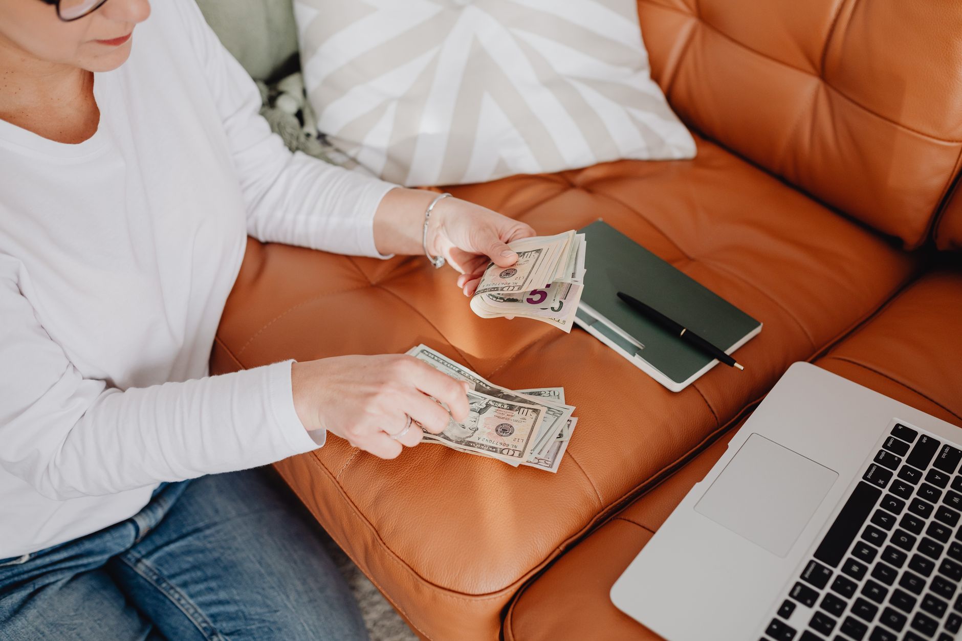 Salariul mediu net din România a scăzut în august 2026, cu 2,3% față de luna precedentă