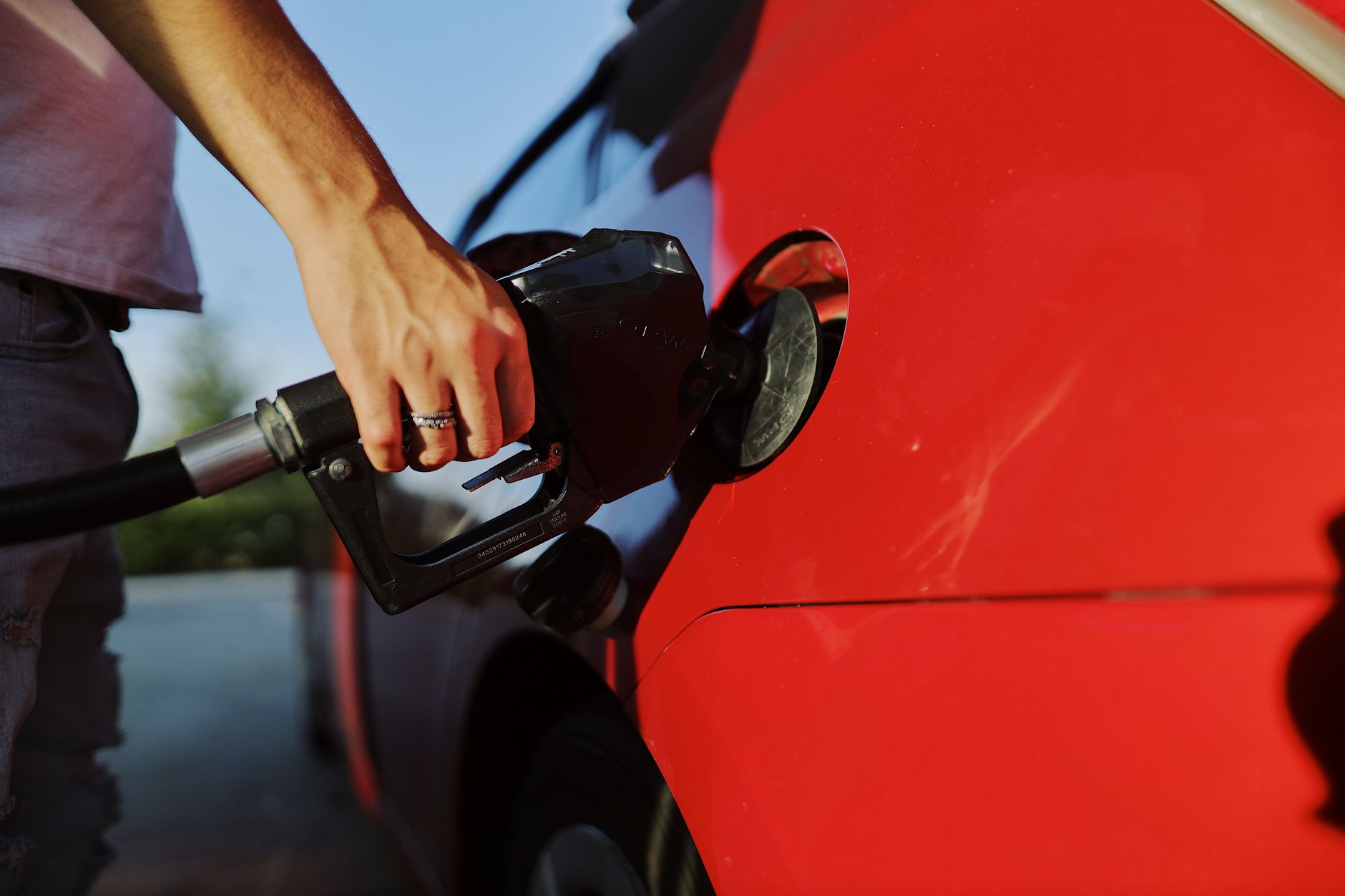 Guvernul Franței va reduce prețul la motorină prin utilizarea rezervelor strategice de 10 milioane de barili