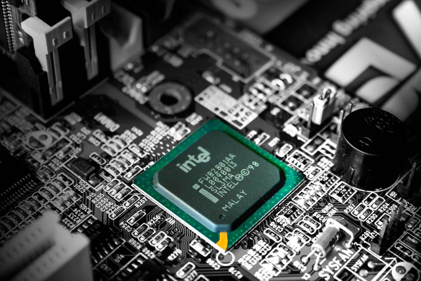 Intel și Broadcom avertizează că accesul la capital poate încetini dezvoltarea infrastructurii AI