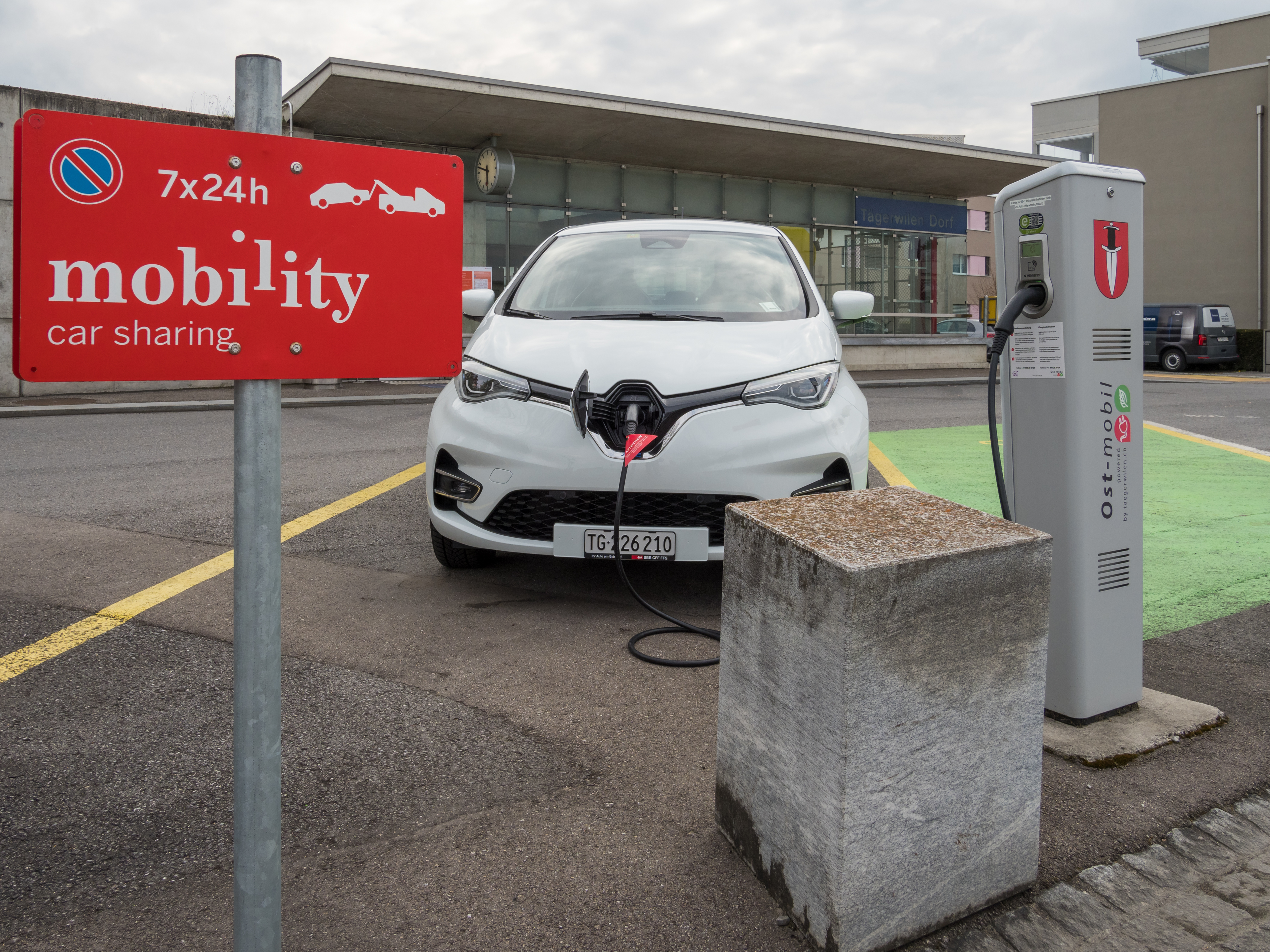 Exporturile UE de autoturisme electrice și hibride au crescut cu 10%, la 64,7 miliarde euro