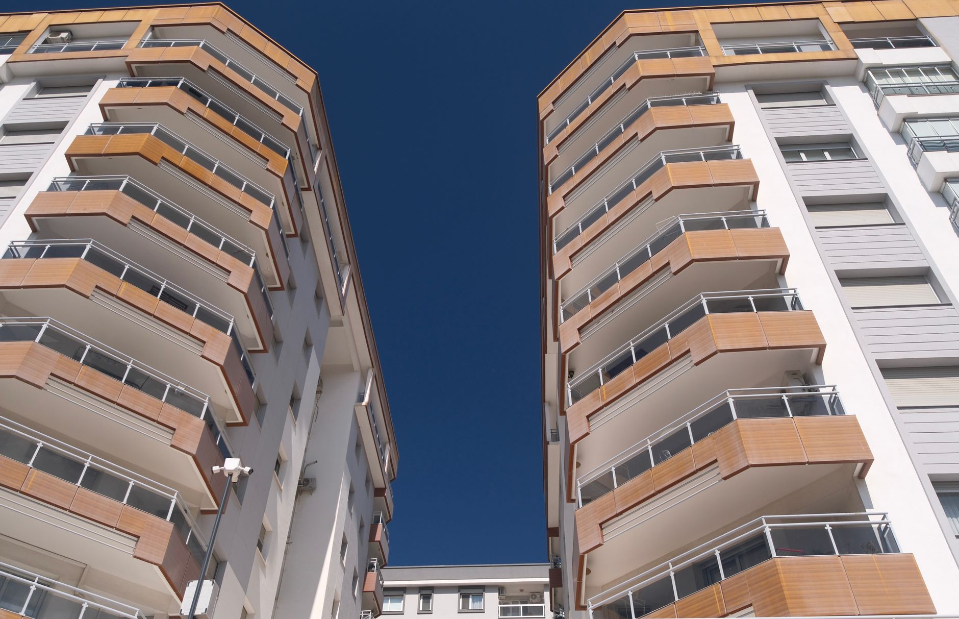 Piața imobiliară din marile orașe: Prețurile cresc nominal, dar scad în termeni reali