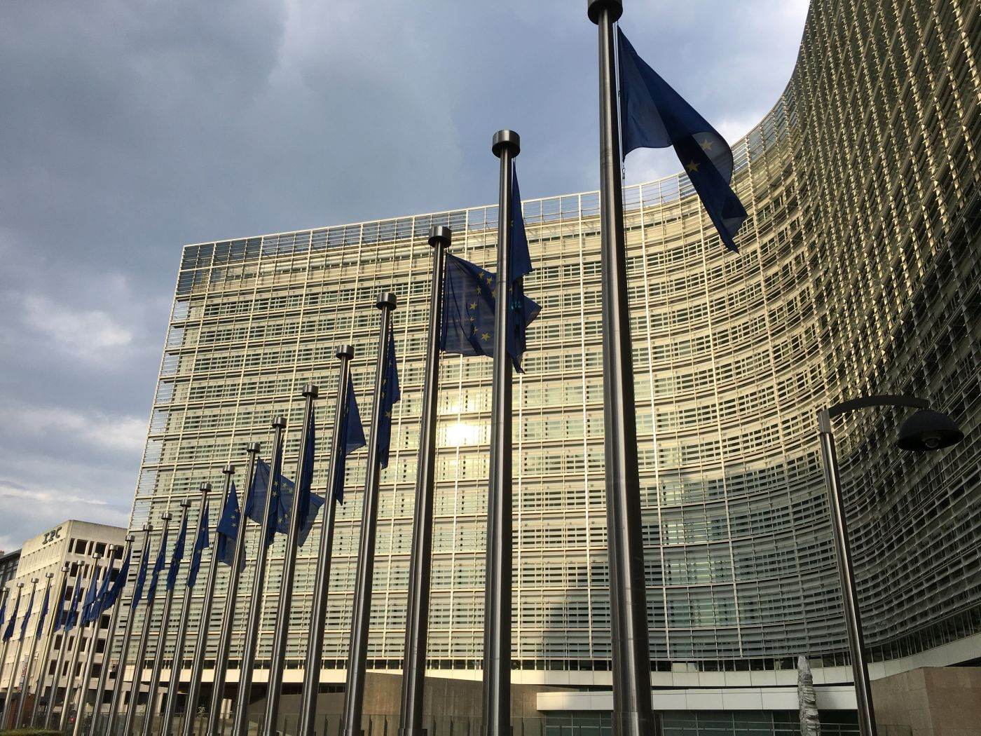 Raportul Comisiei Europene: Calitatea locurilor de muncă din UE a cunoscut îmbunătățiri în ultimul deceniu