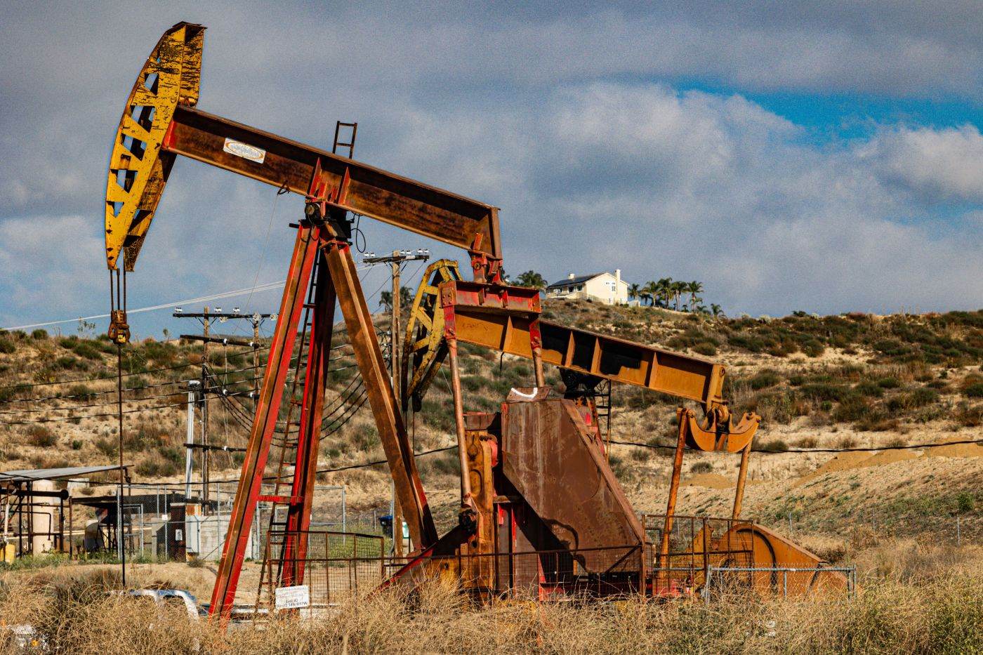 OPEC a majorat producția de petrol cu 920.000 de barili pe zi în luna septembrie