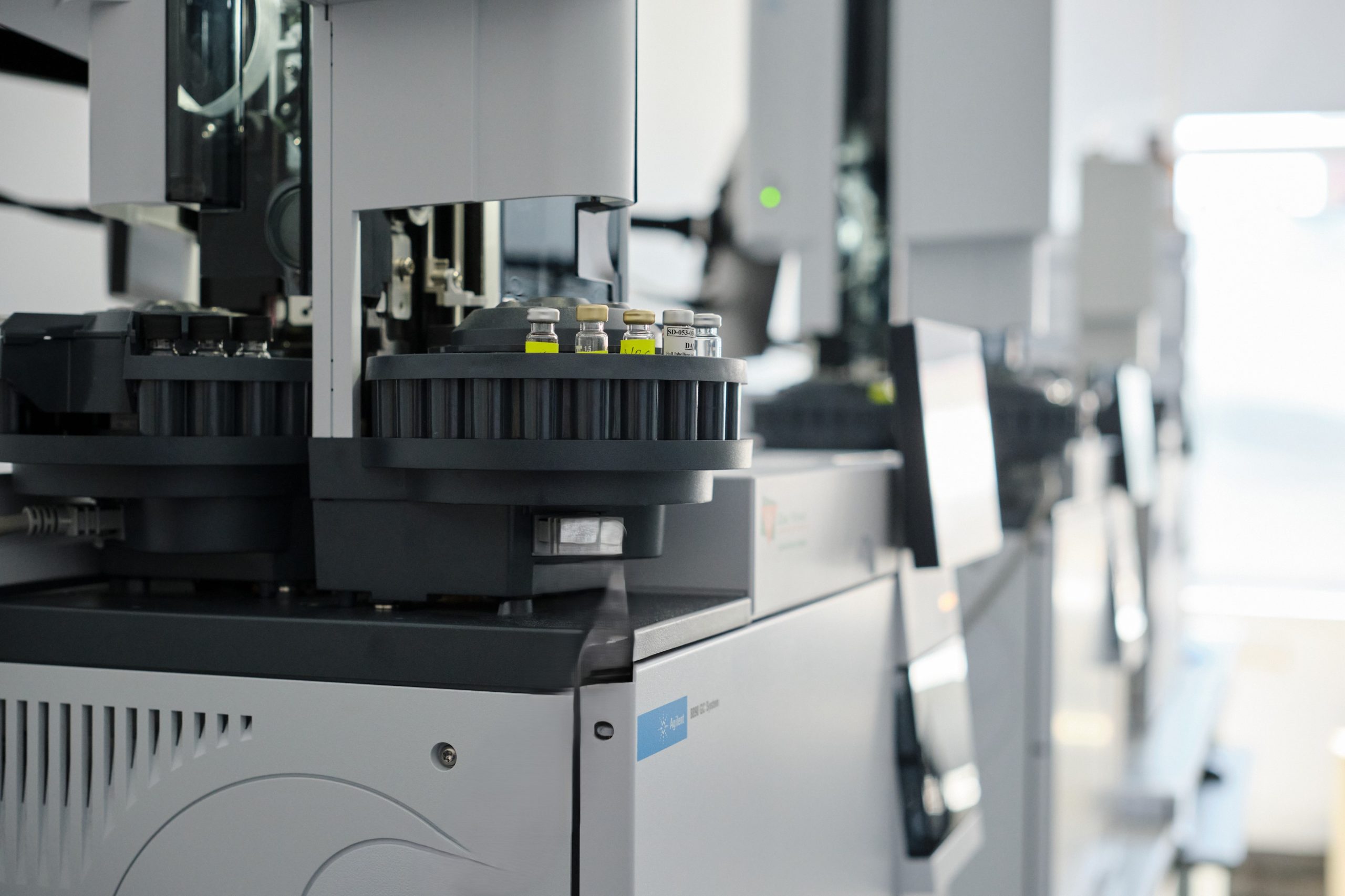 Rompetrol Quality Control modernizează laboratoarele din rafinăriile Petromidia și Vega cu echipamente noi