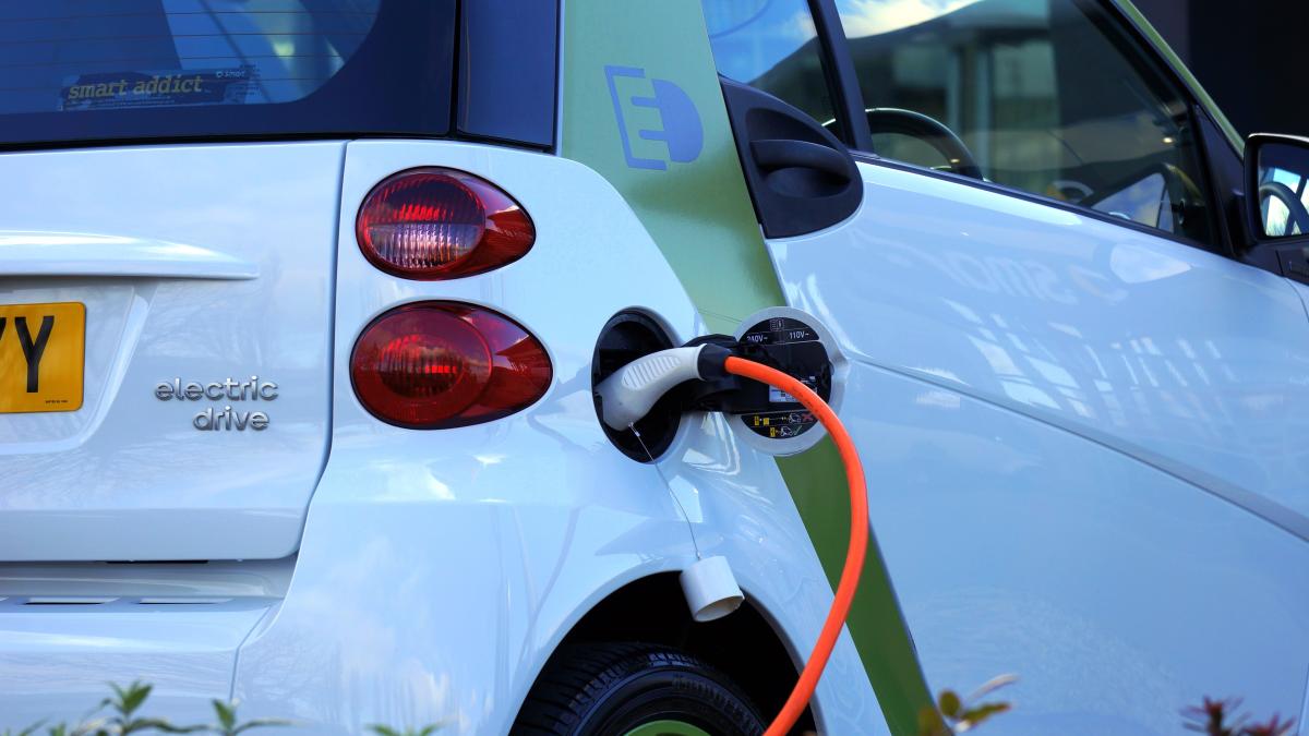 Creștere a comerțului cu autoturisme electrice și hibride în UE; China domină importurile