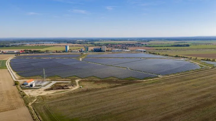 Enery finalizează prima centrală solară dezvoltată integral în Cehia, în localitatea Dynín