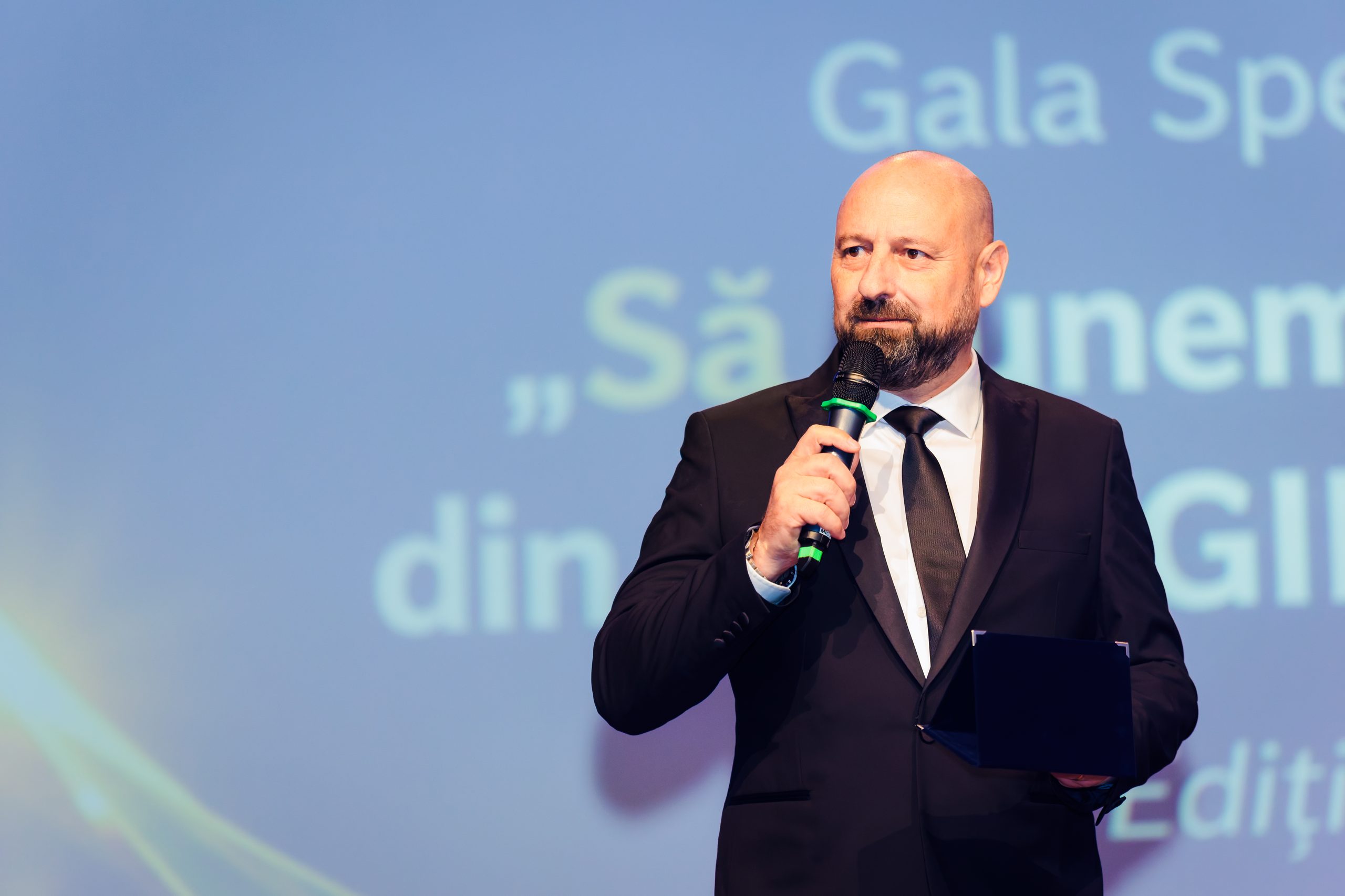 Adrian Tudora, Director General Adjunct al ELCEN, este premiat pentru parcursul profesional în energie